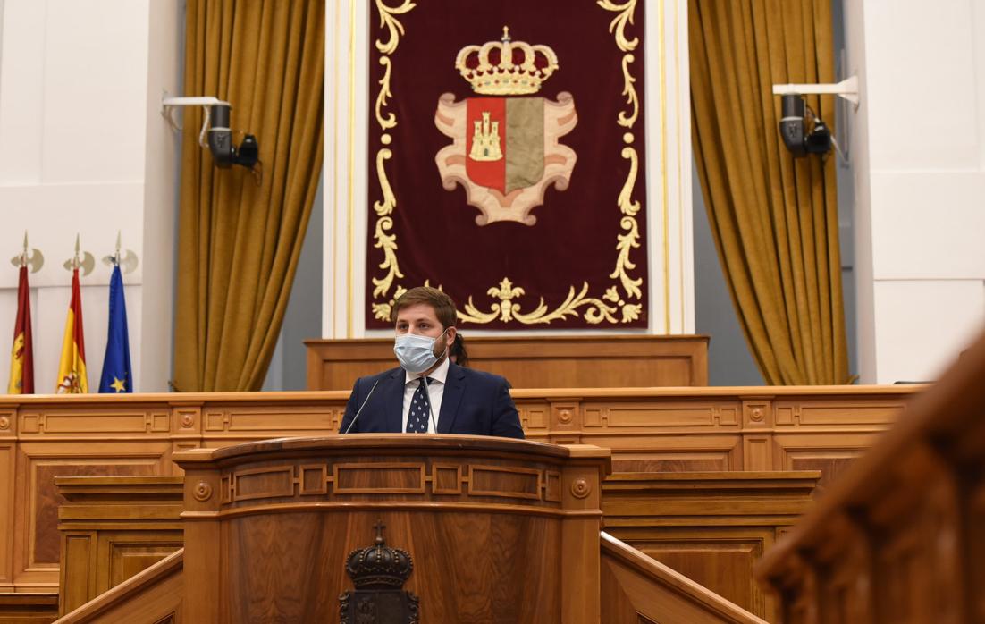 El consejero de Fomento de Castilla-La Mancha, Nacho Hernando, este lunes en el pleno de las Cortes