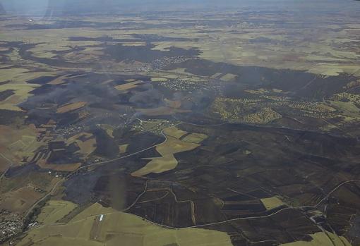 Imagen aérea de la zona de Valdepiélagos, tras el incendio del sábado