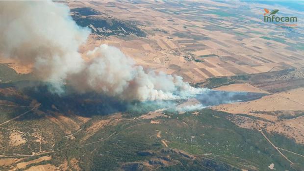 Controlado el incendio de Retuerta del Bullaque, en cuya extinción trabajan 44 personas