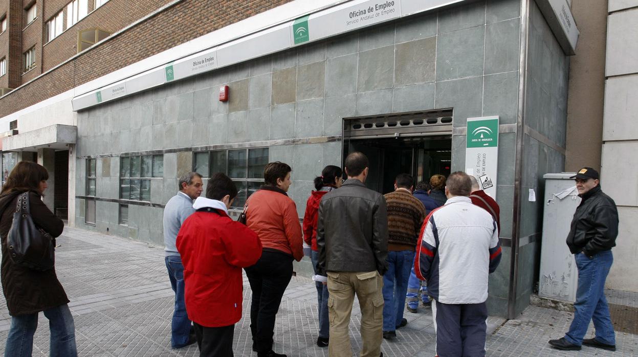 Imagen de archivo de la cola de espera en la entrada de las oficinas de empleo