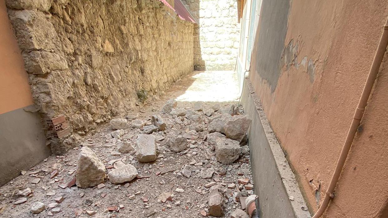 Cascotes procedentes del tejado en el patio interior de monasterio