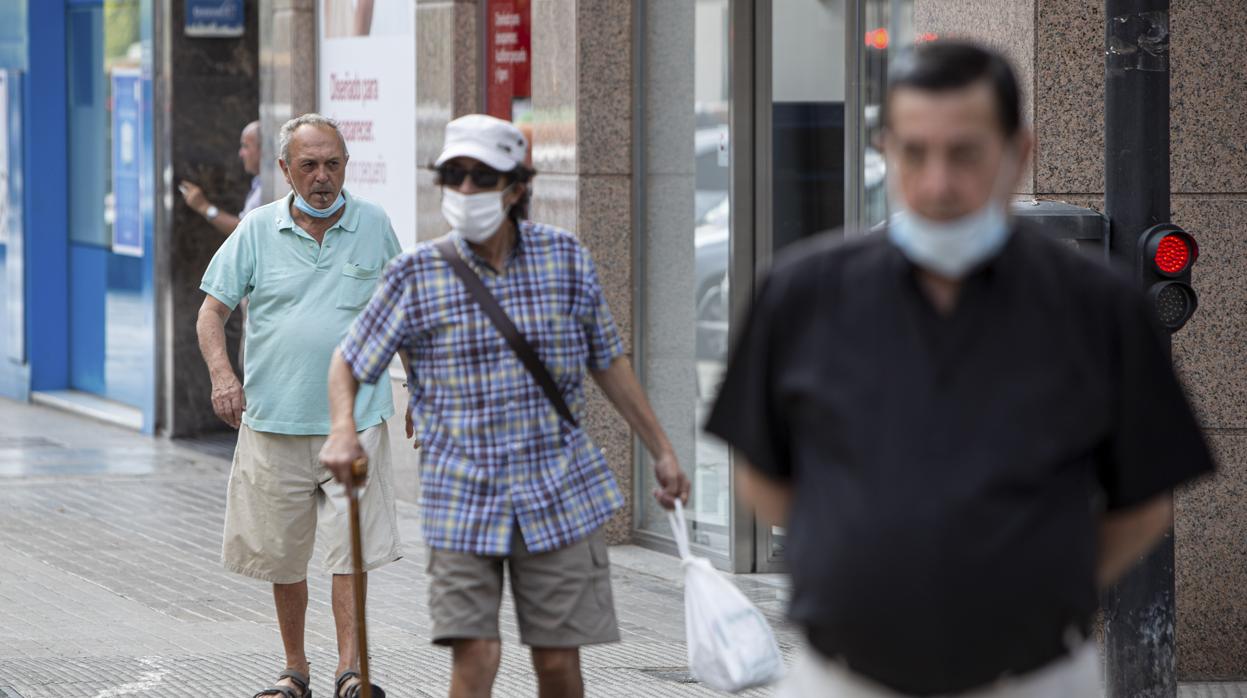 Personas con mascarilla en el centro de Valencia