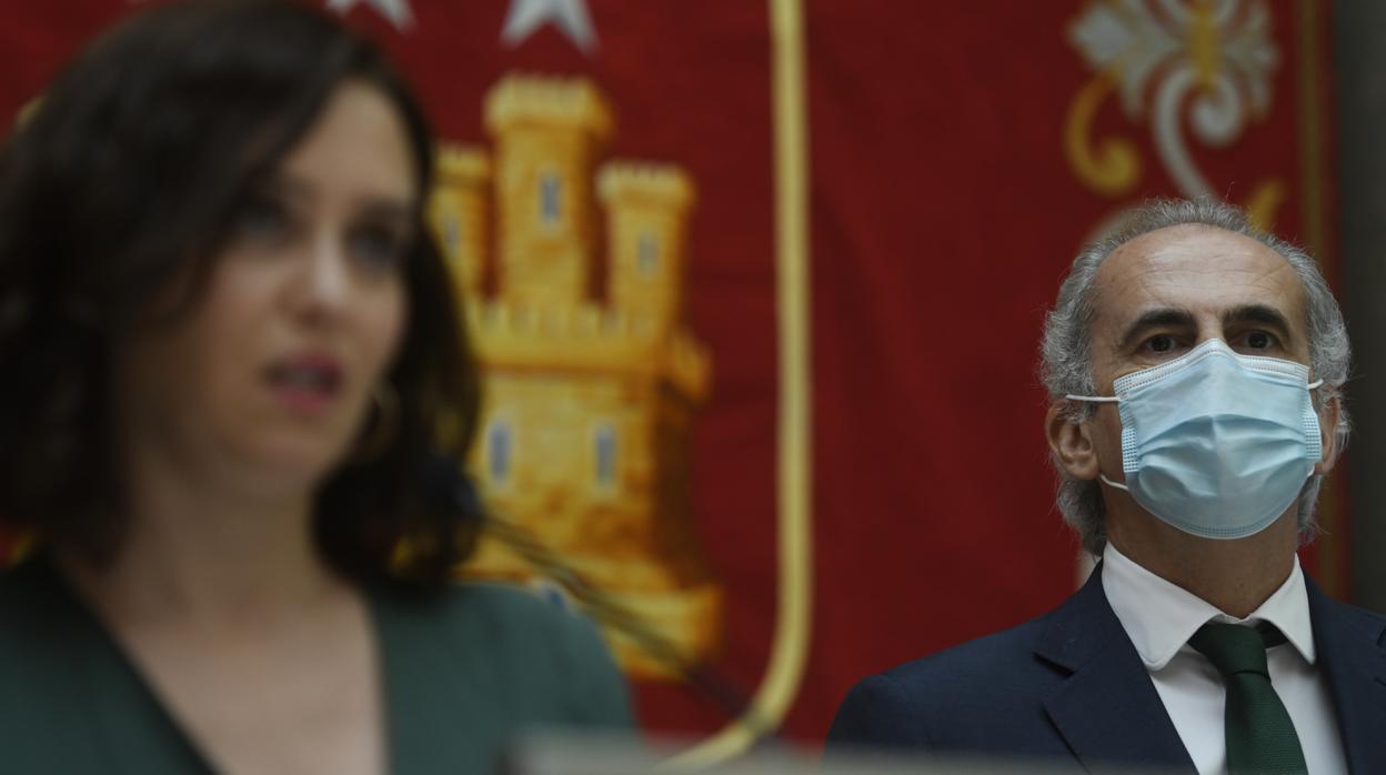 La presidenta regional Isabel Díaz Ayuso, junto al consejero Enrique Ruiz Escudero