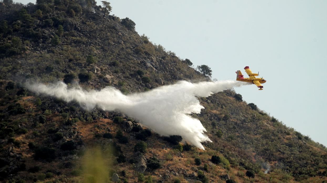 Un avión de la UME vierte agua sobre el incendio declarado en Robledo de Chavela