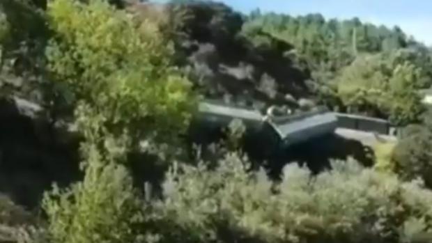 Adif investigará la caída al río Sil en Orense de un vagón descarrilado