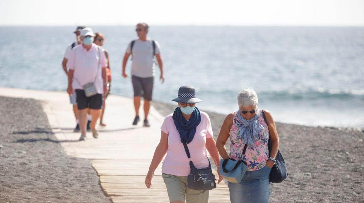 Canarias, primer destino vacacional que cubrirá los gastos por positivos y cuarentenas de los turistas
