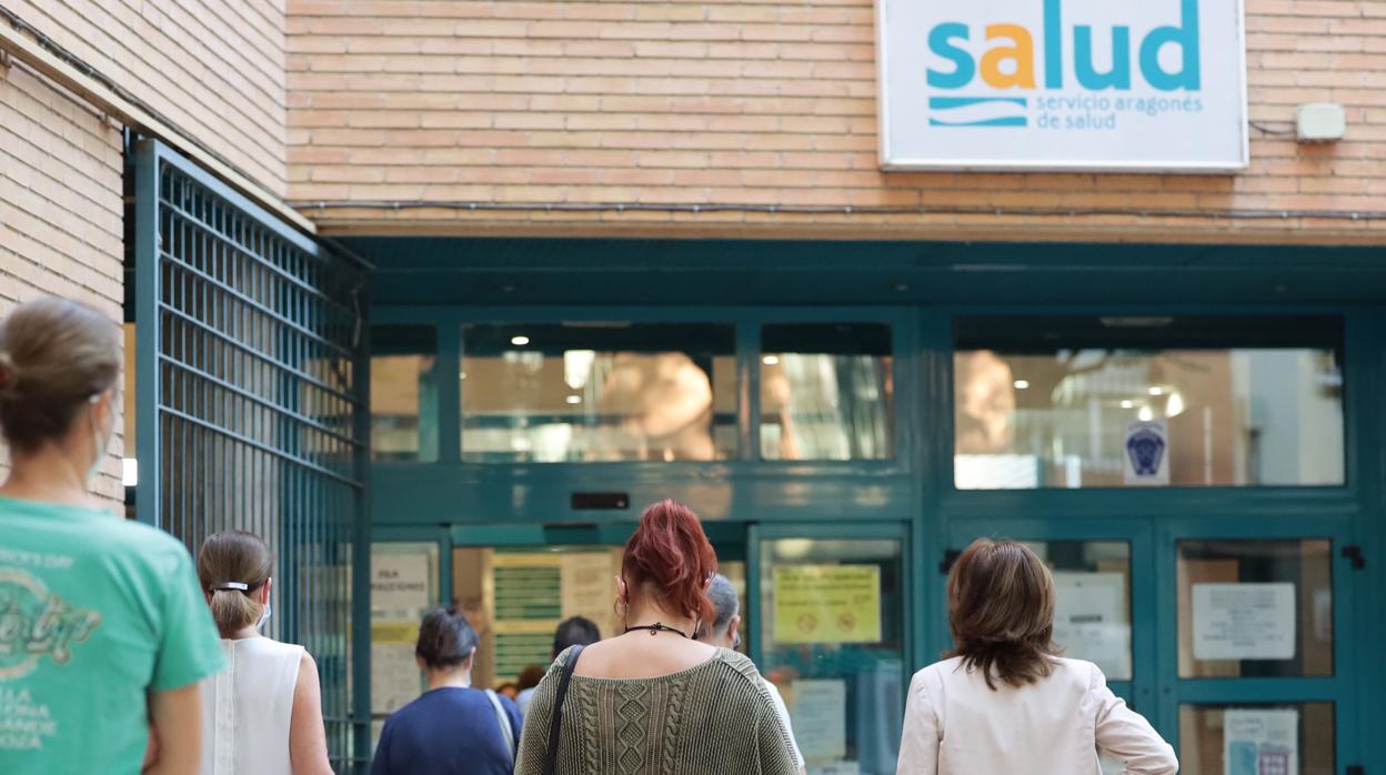 Usuarios a las puertas de un centro de salud de Zaragoza