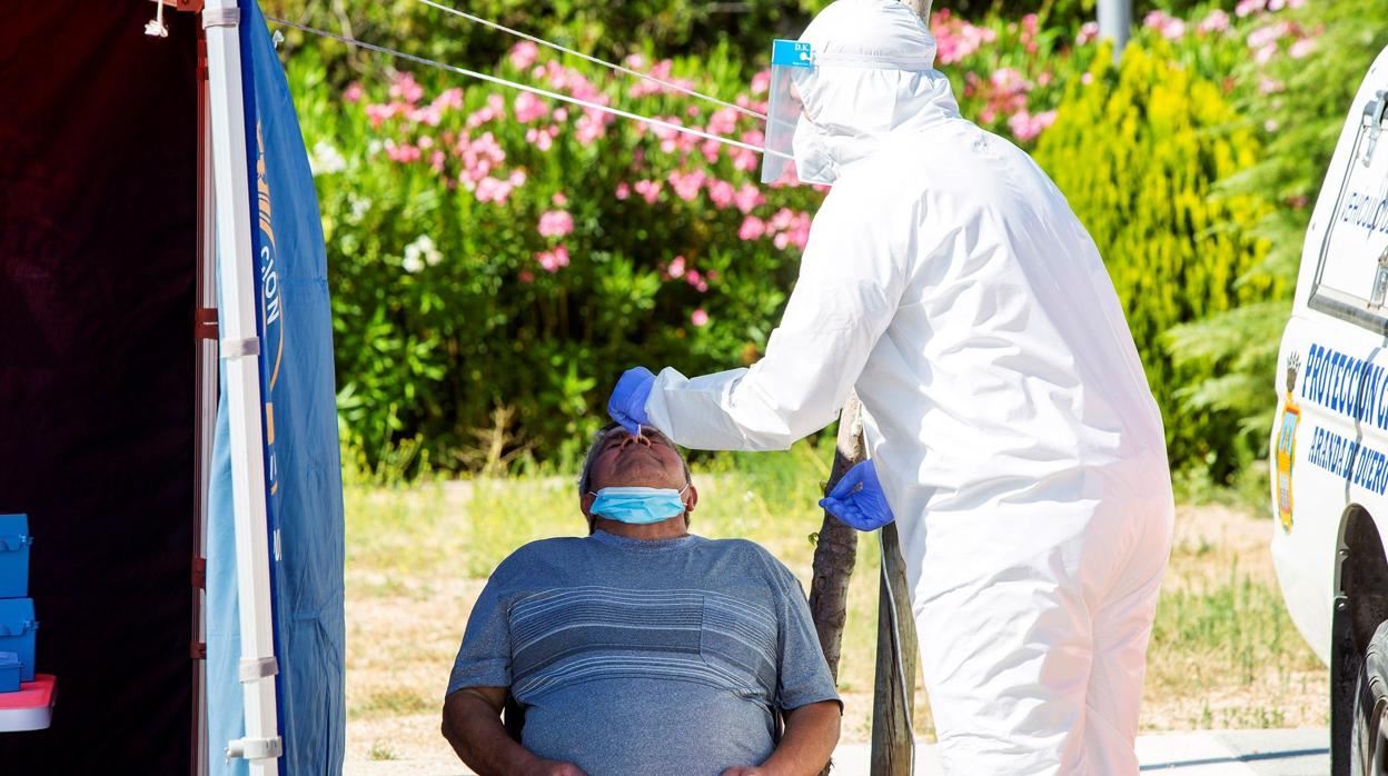 Un sanitario efectúa una prueba PCR a un hombre en Aranda de Duero. La situación de contagios en Aranda de Duero (Burgos)