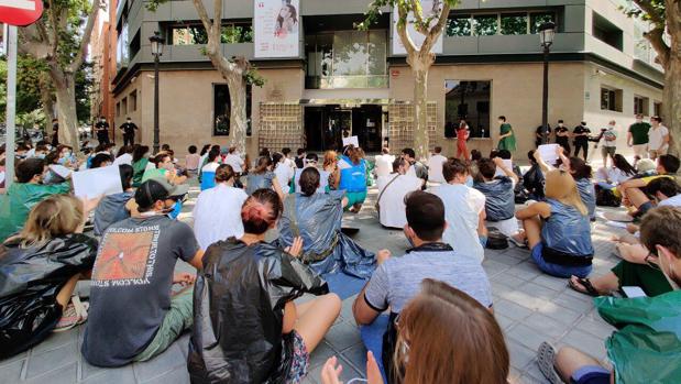 Los MIR piden en Valencia la dimisión de la consellera de Sanidad ataviados con bolsas de basura