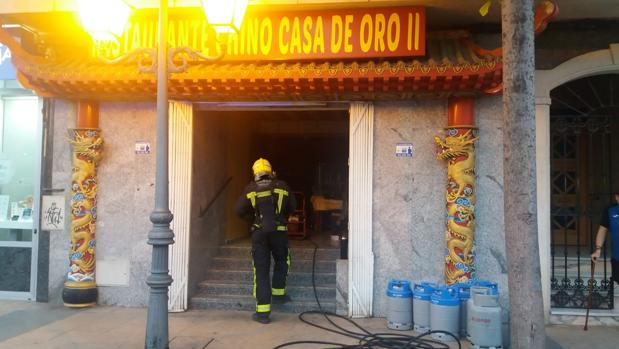 Tres afectados por inhalar humo en un incendio en restaurante de Manzanares