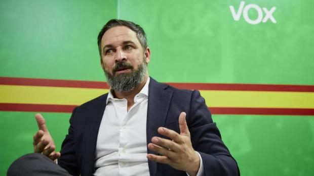 Abascal propone «sacar a los 'okupas' de una patada en el culo» el primer día