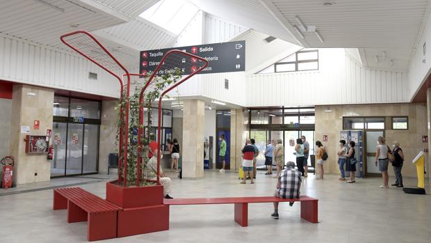 Colas en la estación de autobús de Aranda de Duero para huir del aislamiento