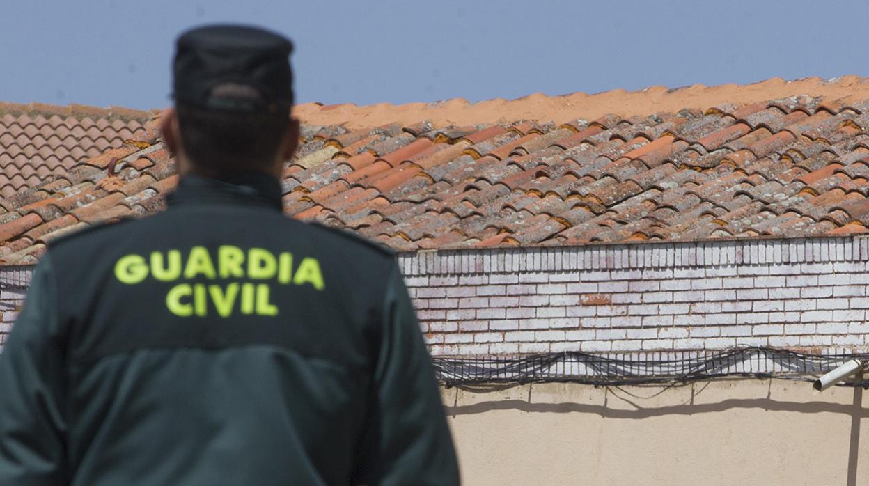 Cuatro detenidos en Piedrahíta (Ávila) por agredir a guardias civiles y entrar en una vivienda