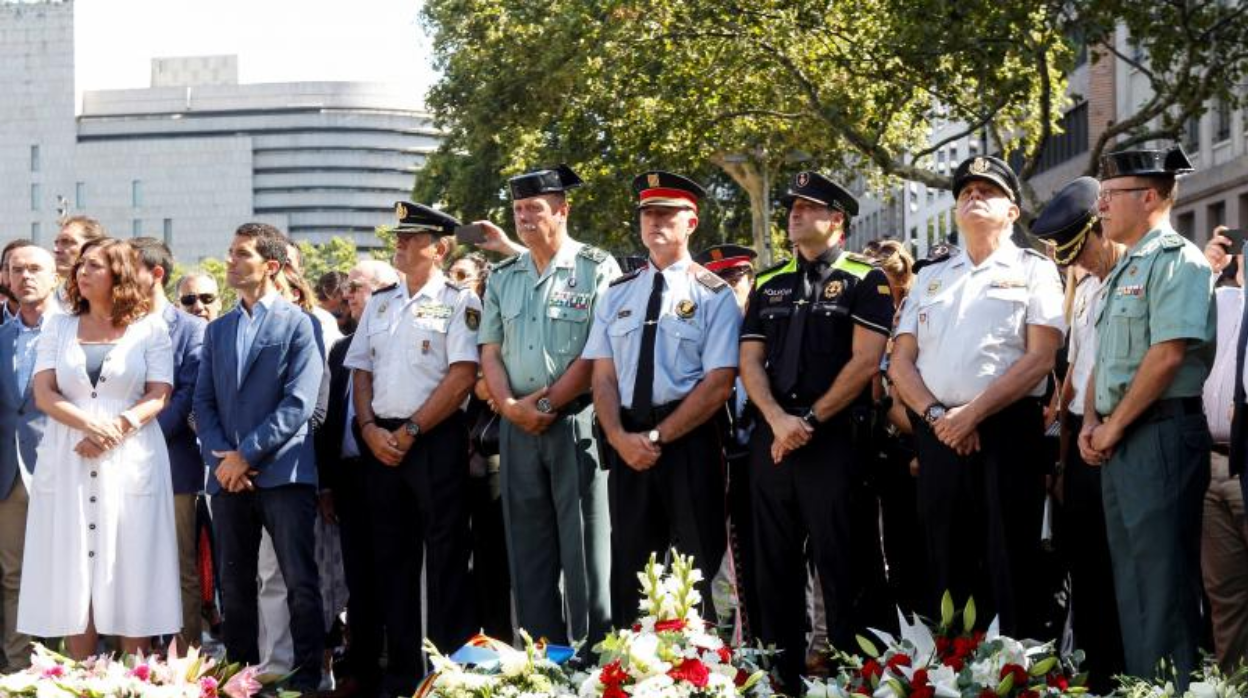 Ofrenda floral durante el acto celebrado por la Asociación Catalana de Víctimas de Organizaciones Terroristas (Acvot), en 2019