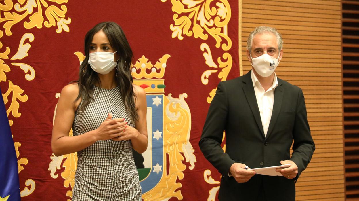 La alcaldesa de Madrid en funciones, Begoña Villacís, junto al presidente del Gremio de Restauradores de la Plaza Mayor, José Antonio Aparicio, ayer, en Cibeles