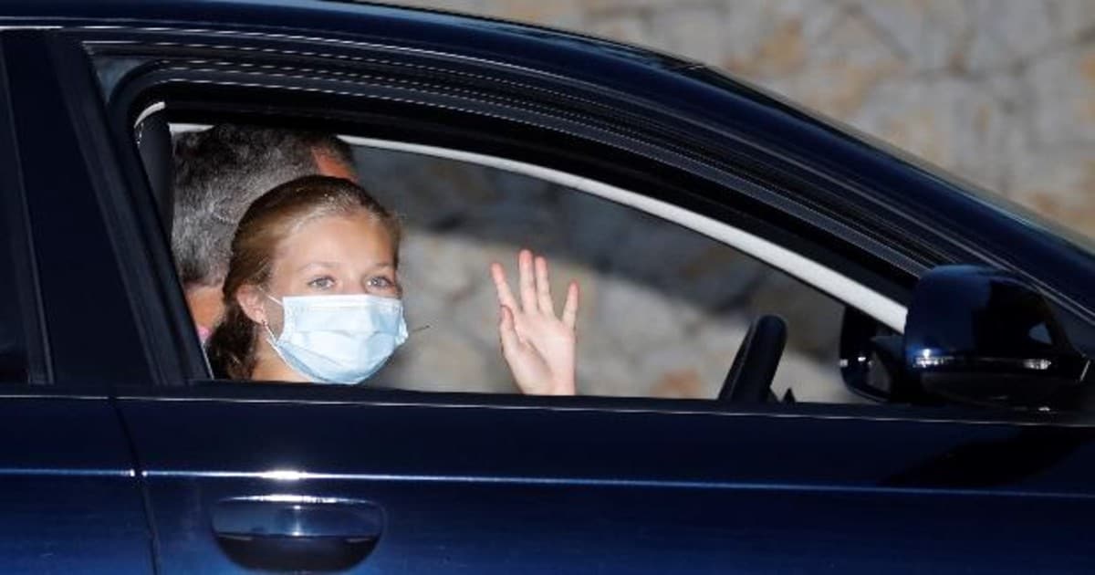 La Princesa de Asturias saluda a su llegada al Palacio de Marivent en un vehículo conducido por su padre
