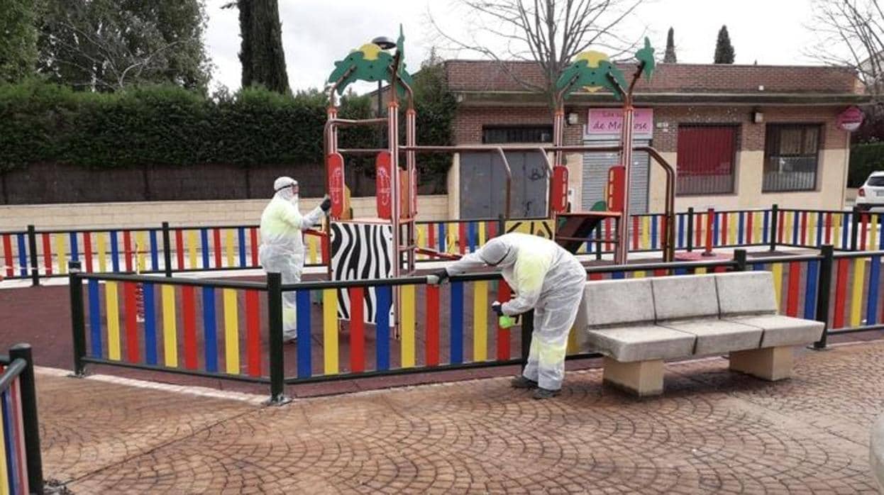 Imagen de archivo de operarios desinfectando un parque infantil en Alovera (Guadalajara)