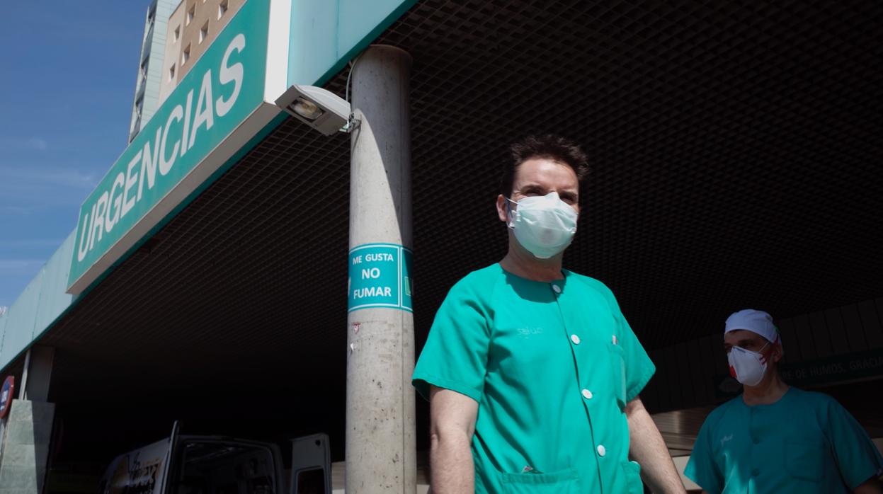 Sanitarios a las puertas de la zona de urgencias de un hospital de Zaragoza capital