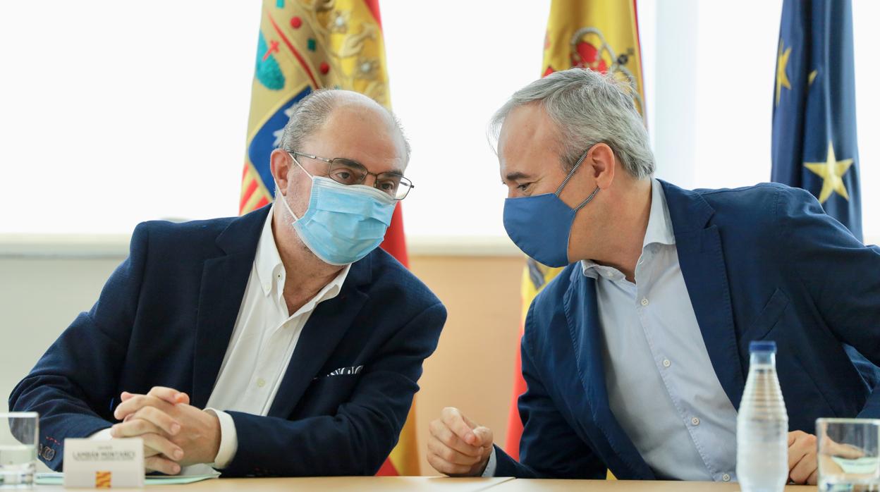 El presidente de Aragón, Javier Lambán (PSOE), y el alcalde de Zaragoza, Jorge Azcón (PP), durante la reunión en la que acordaron crear las brigadas de control de cuarentenas Covid