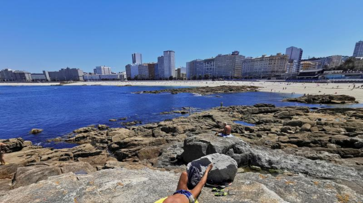 Un hombre en la zona de Riazor