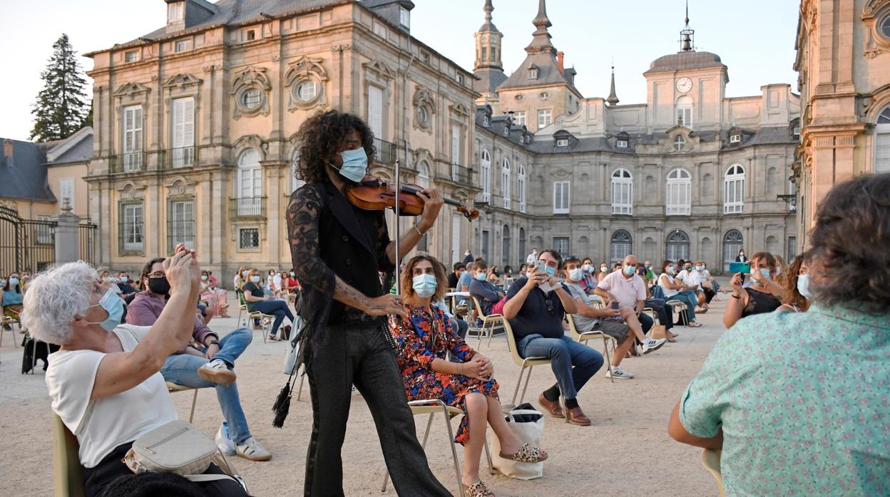 El violinista libanés Ara Malikian, durante el concierto ofrecido este jueves en el Patio del Palacio Real de La Granja de San Ildefonso (Segovia)