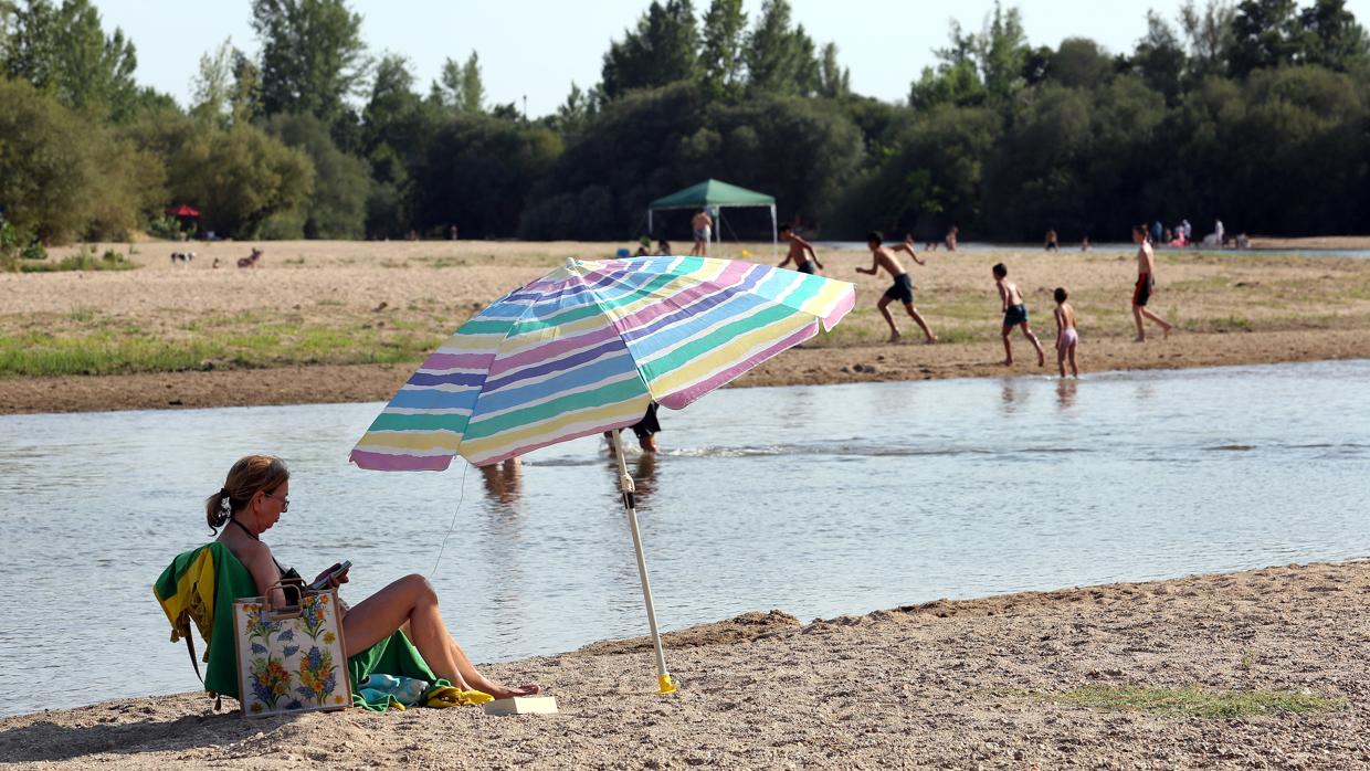 La orilla del río Alberche a su paso por la localidad de Escalona es un nuen lugar para la lectura y, de paso, tomar el sol .