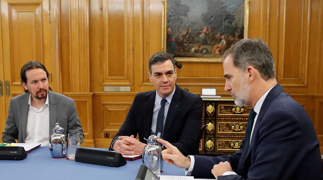El Rey con Pedro Sánchez y Pablo Iglesias en el Palacio de La Zarzuela el pasado febrero