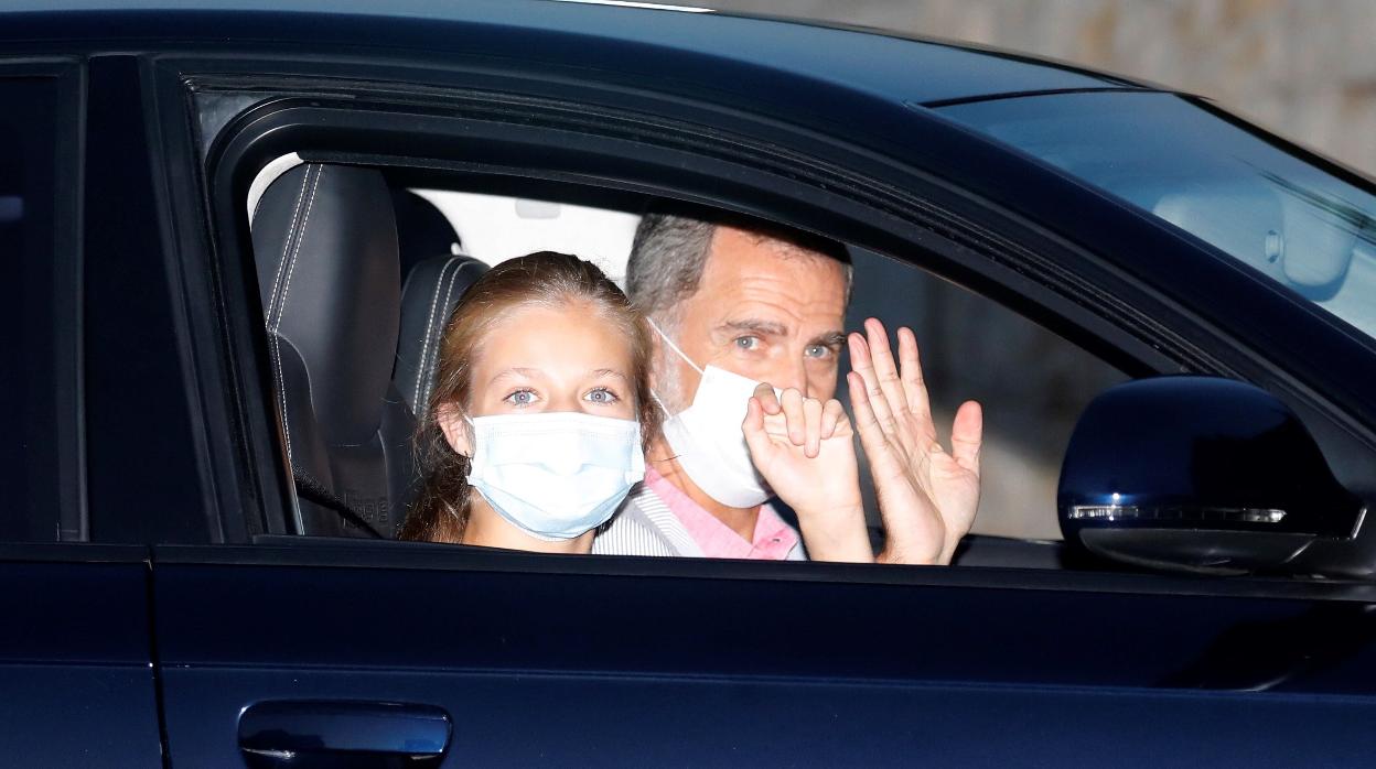 El Rey y la Princesa de Asturias saludan desde el coche a su llegada a Palma el pasado viernes