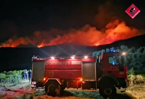 Imagen de un camión de Bomberos en el incendio de este sábado en la Vall de la Gallinera