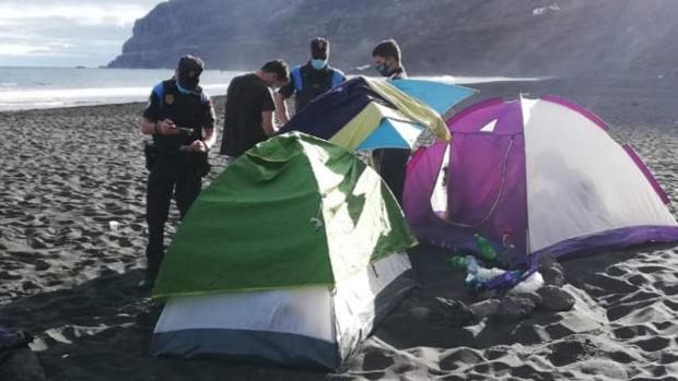 Desalojan a 62 personas que habían quedado en una playa de Tenerife para propagar la Covid-19