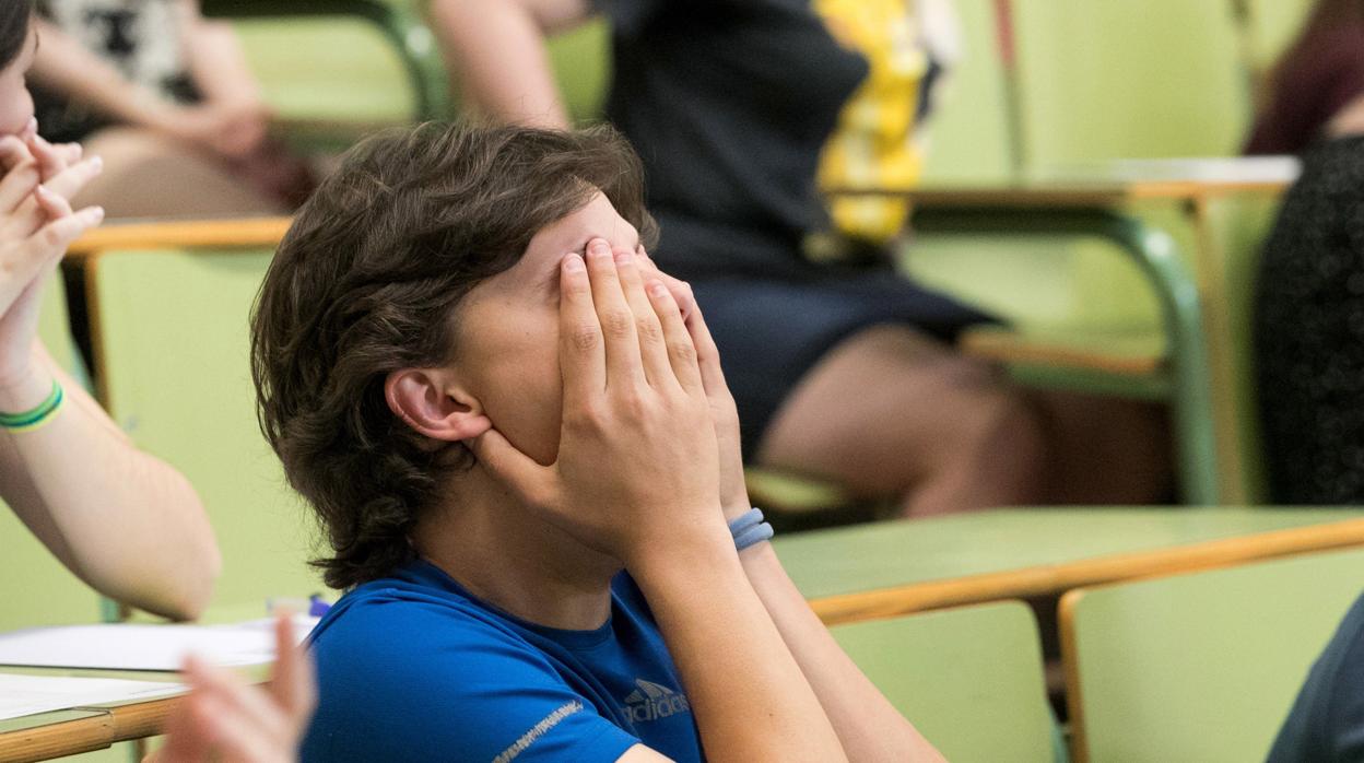 Un joven estudiante se lamenta en clase