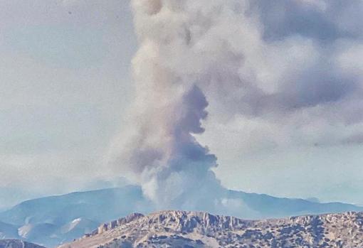 Columna de humo provocada por el incendio en la Vall de la Gallinera