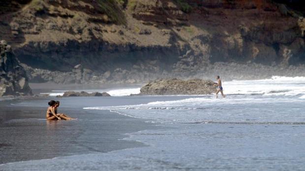 Desalojan una playa de Tenerife donde habían quedado 62 personas para propagar el coronavirus