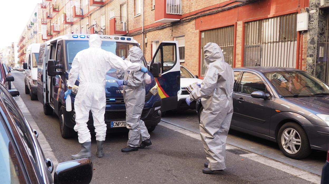 Policía y sanitarios vigilan que varios contagiados de Covid-19 no salgan de sus domicilios en el barrio vallisoletano de las Delicias