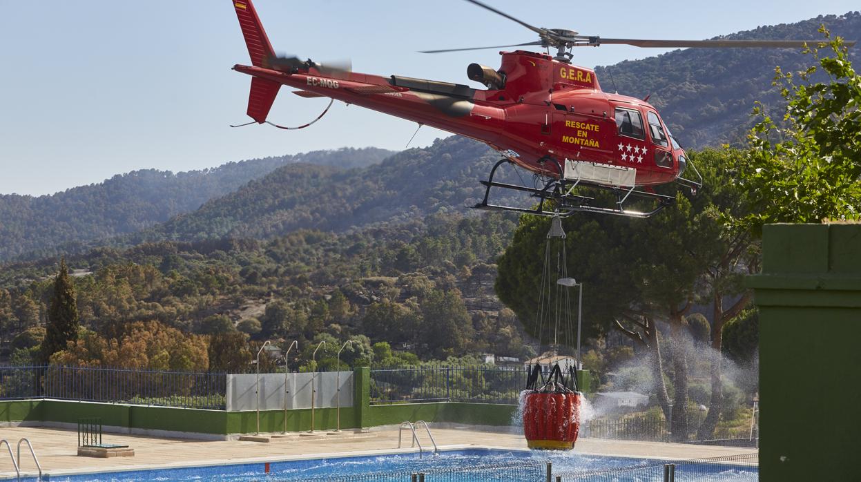 Un helicóptero trabaja, el año pasado, en la extinción del incendio de Cadalso de los Vidrios