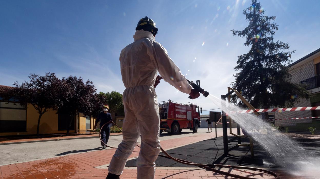 Un bombero desinfecta las calles de Pedrajas de San Esteban , en Valladolid, la pasada semana