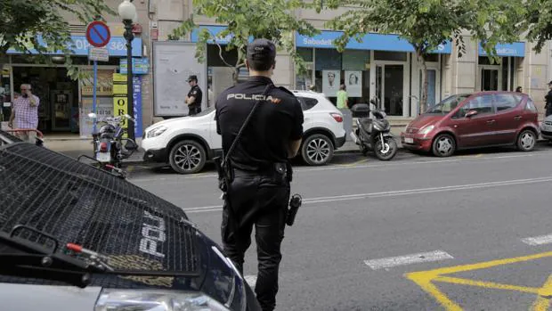 Detenido un hombre en Valencia tras atacar a otro por tener «amigos blancos»