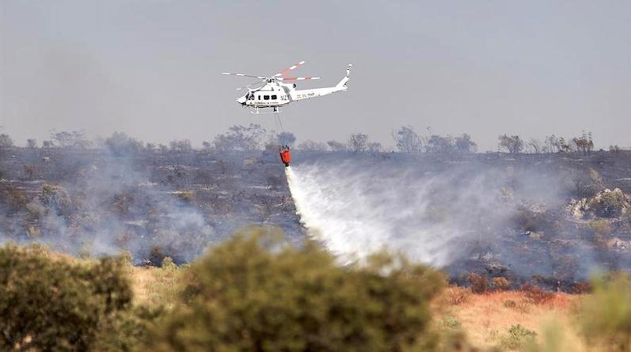 Un helicóptero trabaja en las labores de extinción del incendio