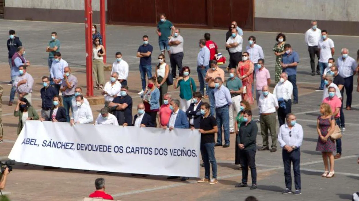 Protesta de alcaldes y concejales del Partido Popular en Galicia frente al Ayuntamiento de Vigo