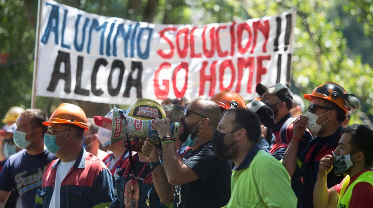 Trabajadores de Alcoa, en manifestación durante una de las últimas negociaciones