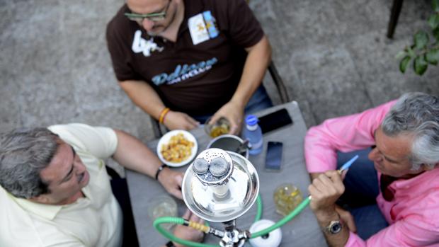 Los locales facilitarán los datos de los clientes desde la una de la madrugada y se prohíben las cachimbas