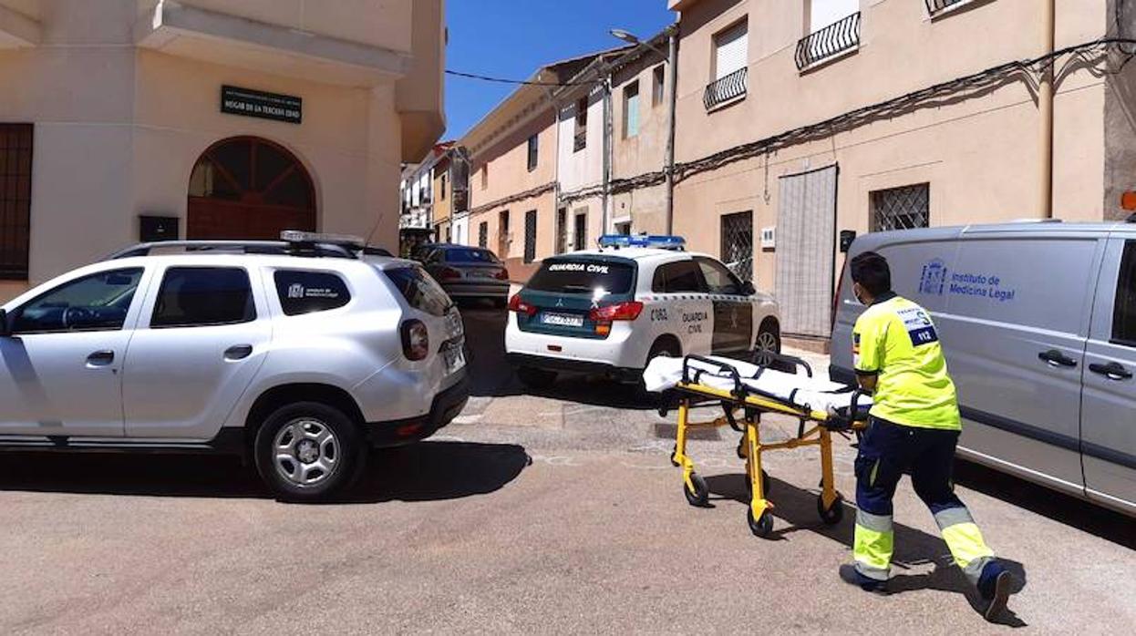 Sanitarios y agentes de la Guardia Civil, durante las labores de investigación