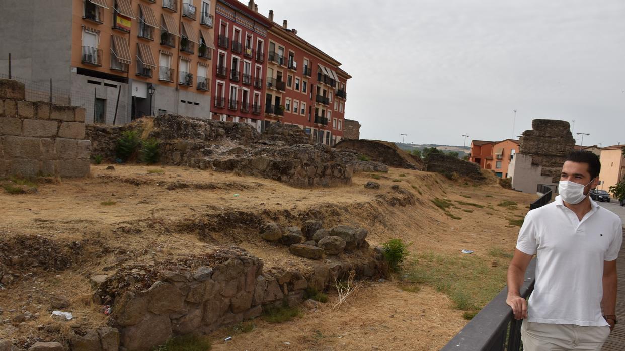 De la Llave durante su visita al yacimiento urbano de Entretorres