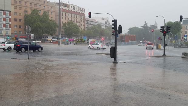 El temporal deja Metro y carreteras cortadas en Madrid y un herido al caerle un rayo