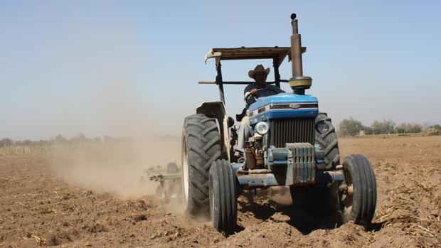 Fallece un hombre tras quedar atrapado entre un tractor y una pared