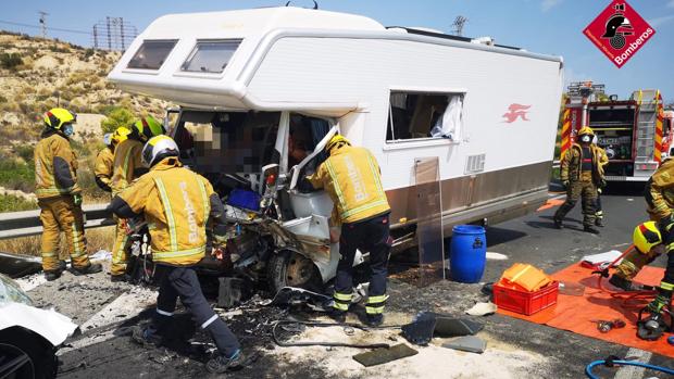 Dos muertos y tres heridos graves en un choque frontal de una autocaravana y un coche en El Campello