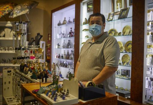 Óscar, dueño de una tienda de artesanía