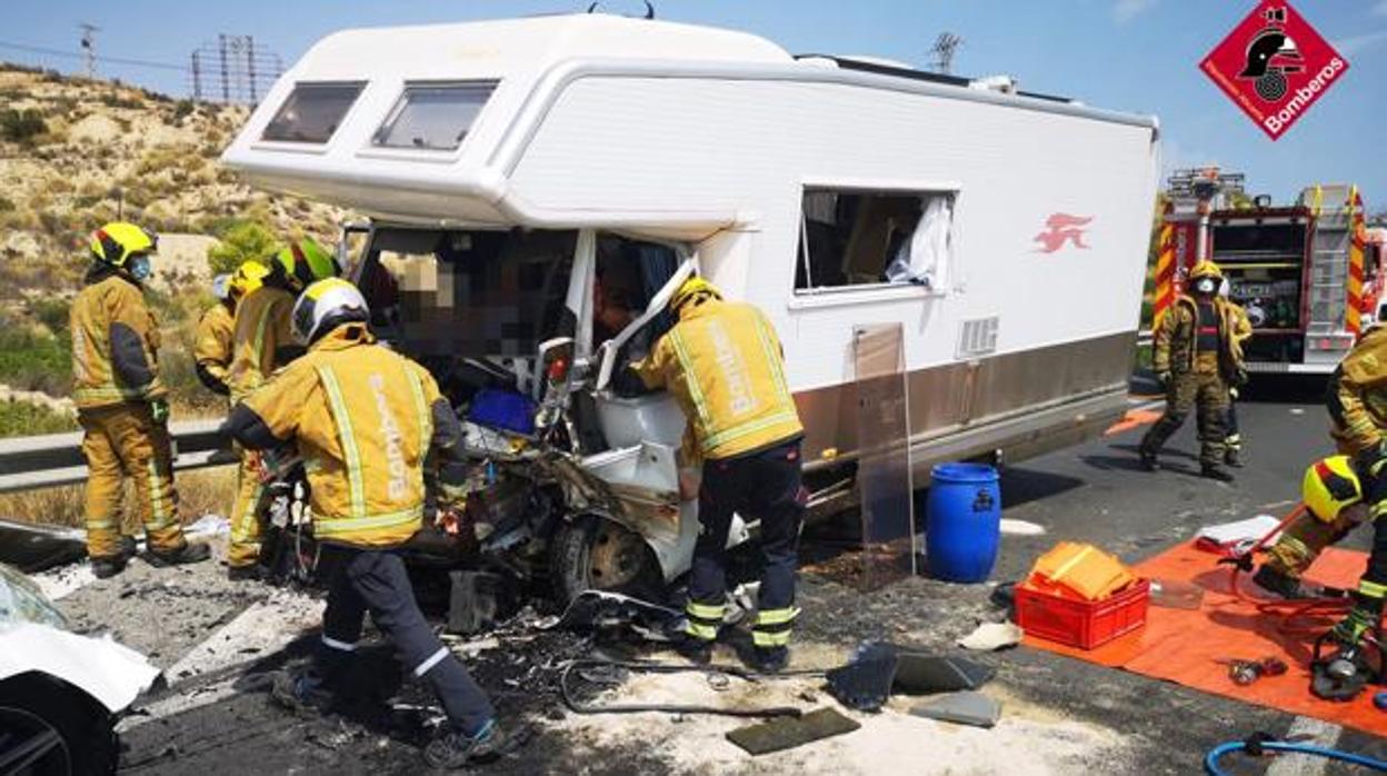 Bomberos trabajando en la excarcelación de heridos en la autocaravana