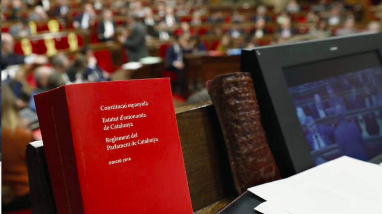 Edición del Parlamento de Cataluña con un ejemplar de la Constitución, el Estatuto y el Reglamento parlamentario