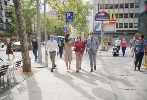 La alcaldesa en funciones, Begoña Villacís, junto a la delegada de Obras, Paloma García Romero, y el concejal de Centro, José Fernández, pasean por la zona recién mejorada